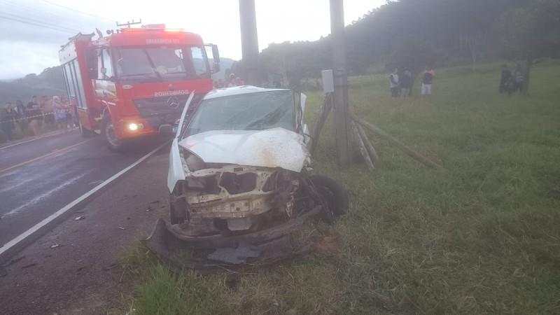 Duas pessoas ficam feridas em acidente com três carros em Imaruí