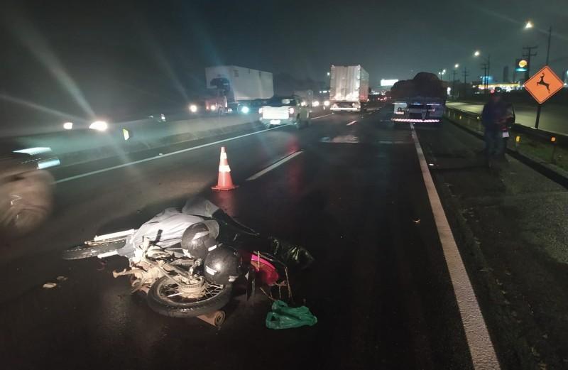 Condutor de moto de Araranguá morre e adolescente caroneira fica ferida após acidente em Itajaí