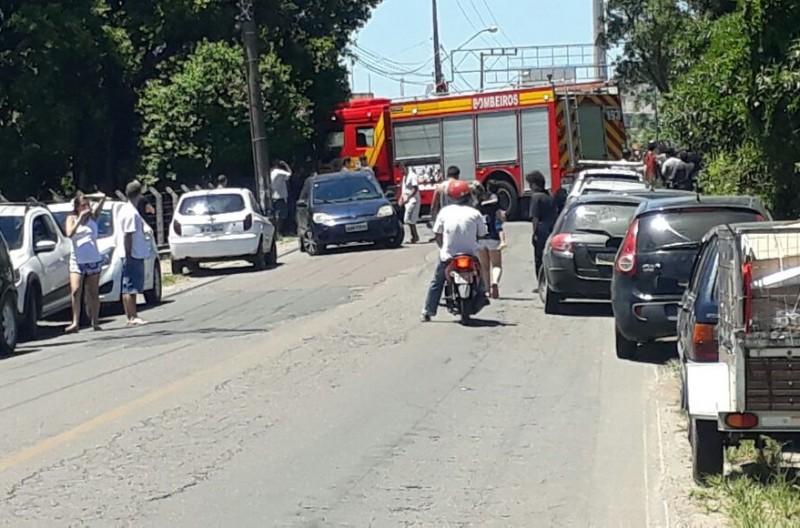 Carro cai de ponte. Bombeiros buscam por vítimas 
