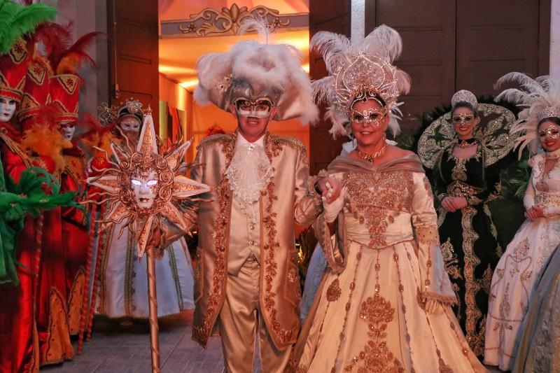 Noite de Gala de Nova Veneza encanta turistas com baile de máscaras