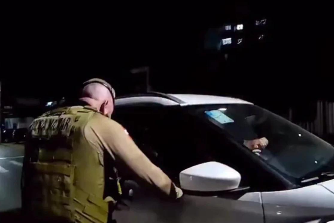 Vídeo: PM auxilia no resgate de criança durante operação de trânsito em Criciúma