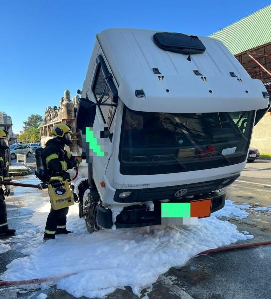 Caminhão com carga inflamável pega fogo na avenida Centenário