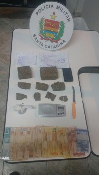 PM aborda jovem comercializando drogas na frente de igreja 