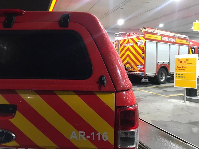 Princípio de incêndio é registrado em loja de conveniência em posto de combustível