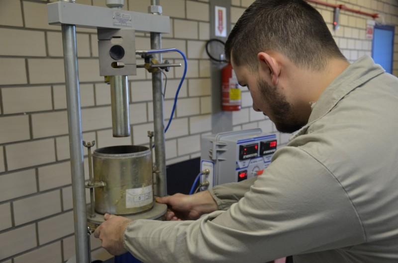 Laboratório de Engenharia Civil ajuda alunos a unirem a teoria à prática