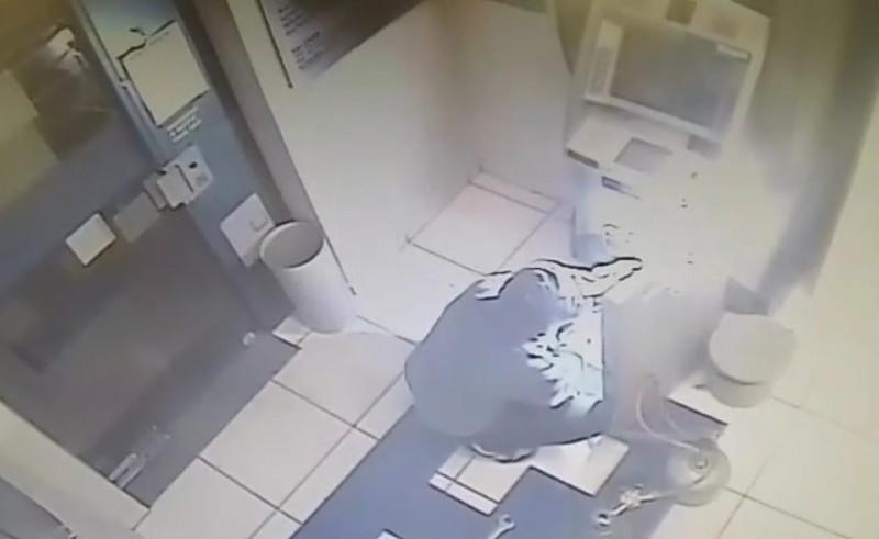 Homem arromba caixa eletrônico com maçarico em banco de Jacinto Machado