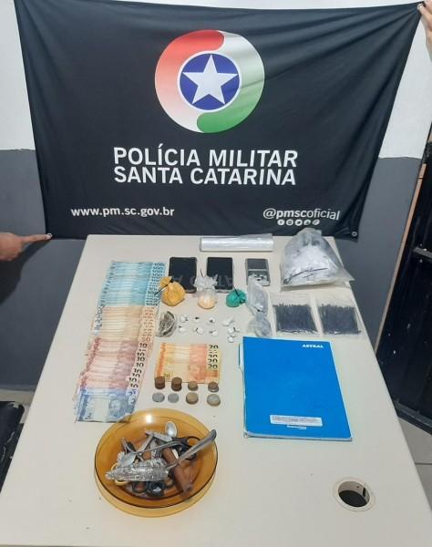 Após denúncias, casal de Içara é preso com drogas em posto de combustível no bairro Quarta Linha 