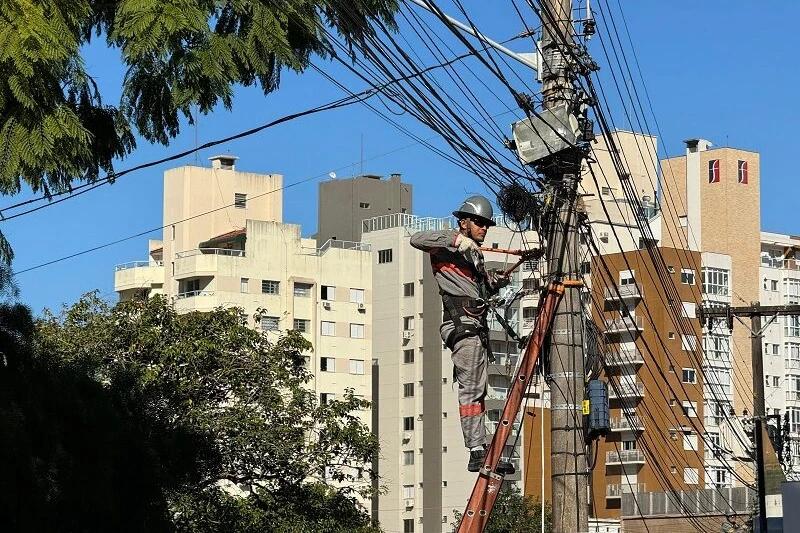 Celesc e empresas de telecomunicações retiram mais de 150 toneladas de cabos irregulares em SC