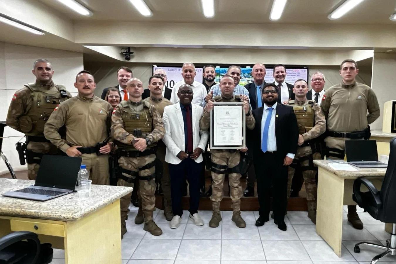 Ato de bravura de policiais militares é reconhecido na Câmara de Vereadores em Criciúma