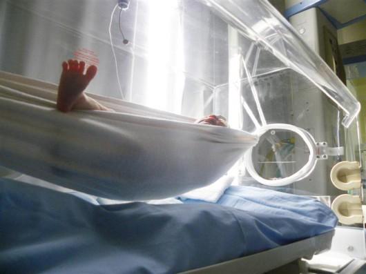 Rede de dormir auxilia no desenvolvimento de bebês prematuros