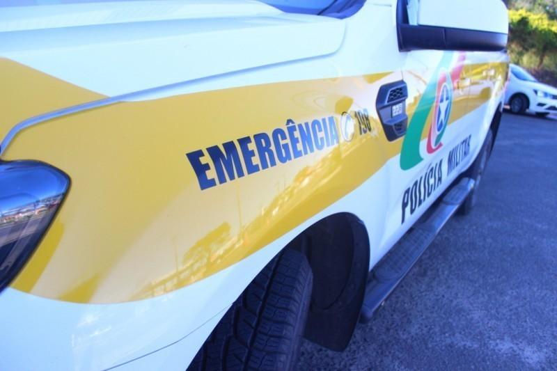 Motorista capota carro na marginal da Via Rápida em Criciúma e deixa local do acidente