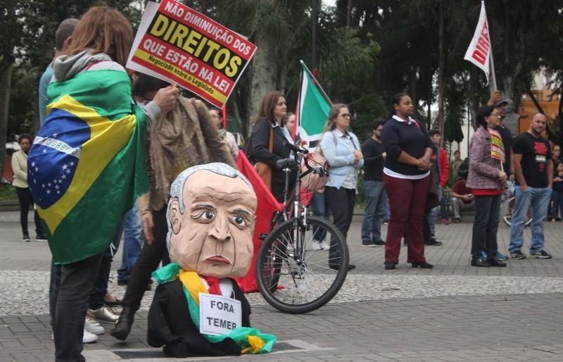 Manifestantes se reúnem para protesto contra Temer
