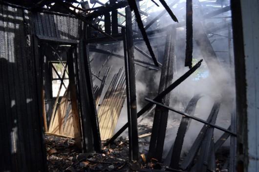 Casa é destruída em incêndio no bairro Comerciário, em Criciúma