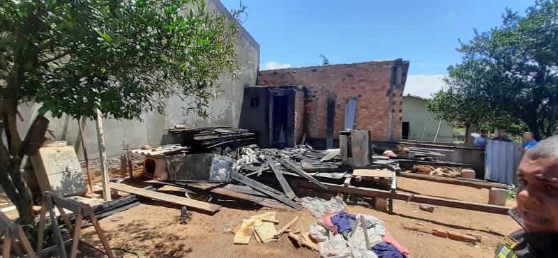 Fogo consome 'puxado' de casa em Içara; parente do proprietário é suspeito de incendiar o local