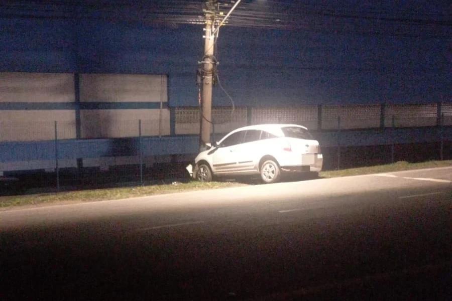 Motorista perde o controle da direção e colide carro contra poste na SC-445