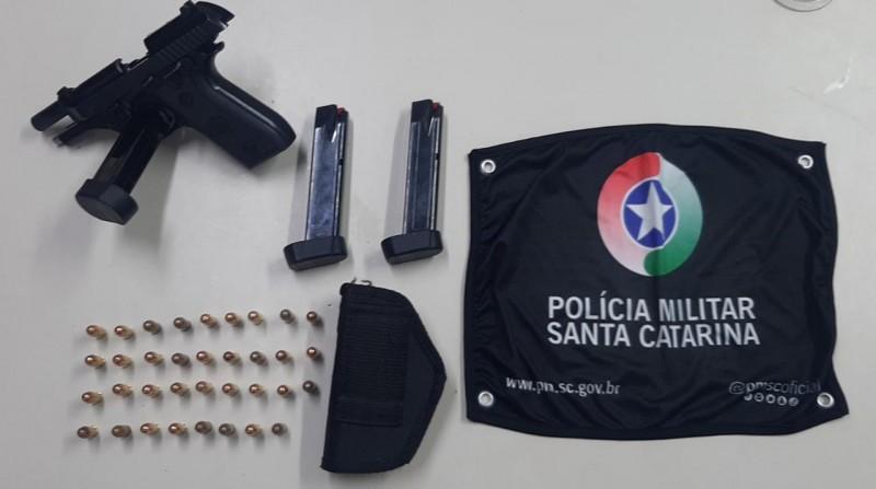 Jovem é preso após PM encontrar pistola escondida em motor de carro