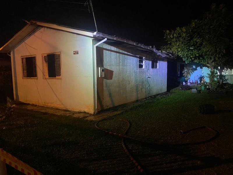 Cocal do Sul: moradora sofre queimaduras após incêndio em residência 