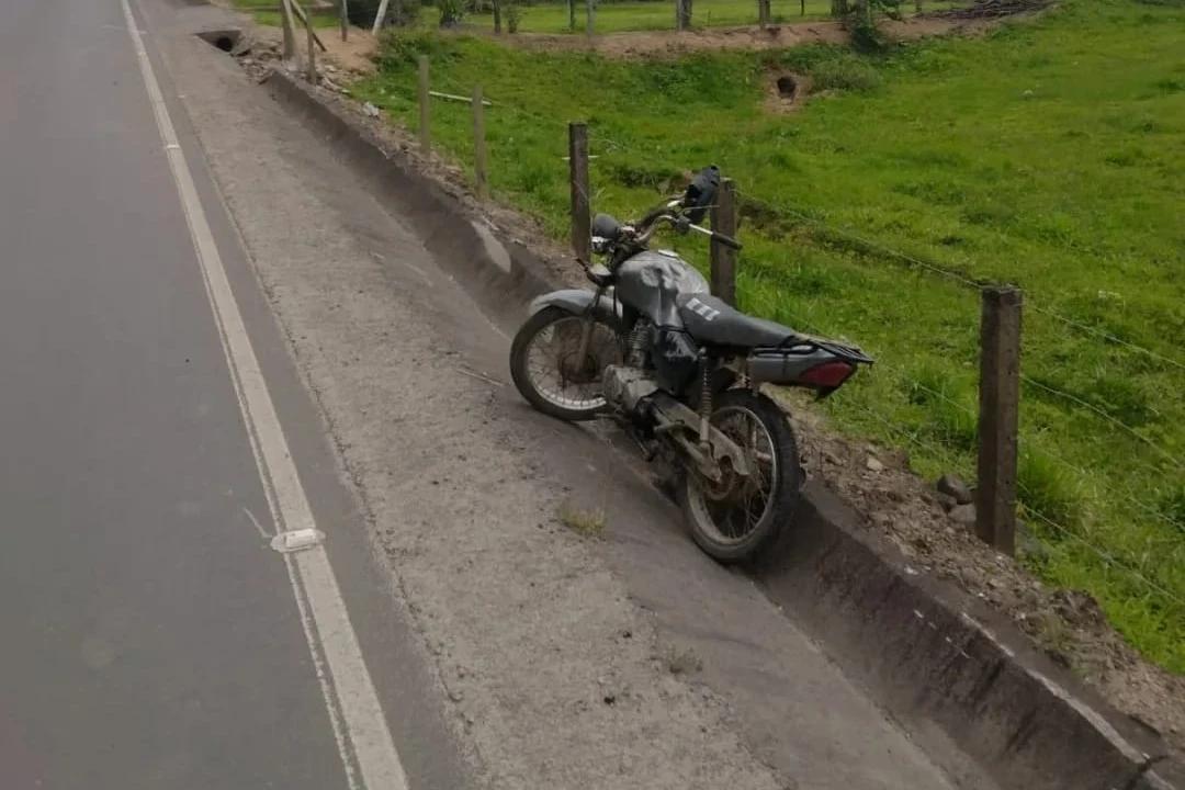 Motociclista é arremessado contra cerca de arame farpado após sofrer queda