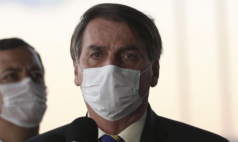 Jair Bolsonaro sanciona lei que torna obrigatório o uso de máscara