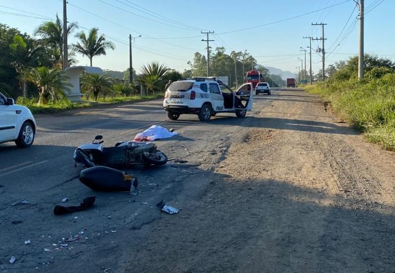 Motociclista morre após colisão com caminhão na Jorge Lacerda