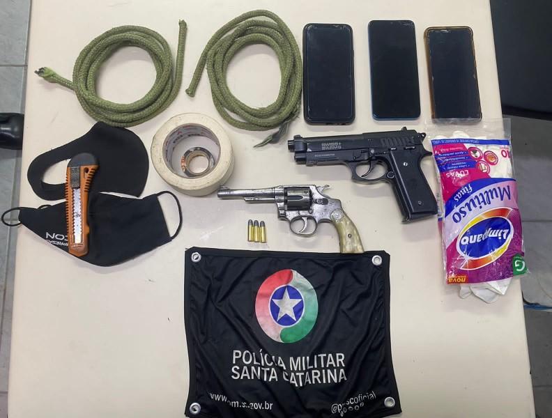 PM apreende revólver e simulacro de arma de fogo ao abordar grupo em Criciúma