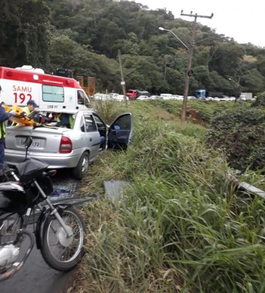Acidente envolvendo três veículos deixa trânsito lento na SC-445 em Siderópolis