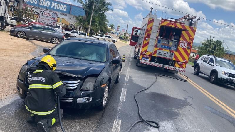 Veículo pega fogo na SC-108 em Cocal do Sul 