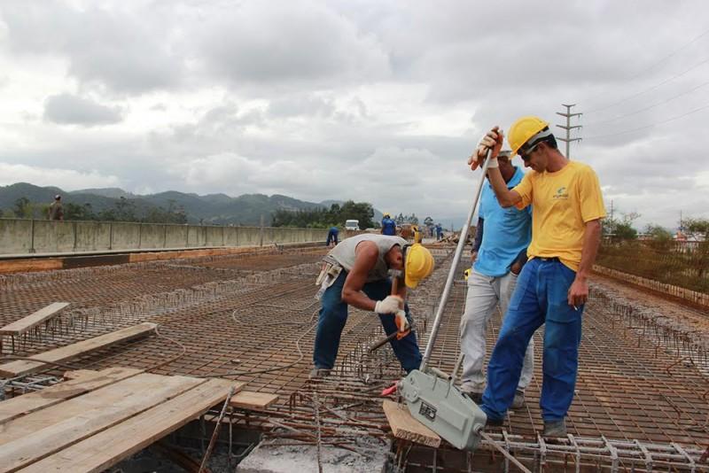 Último vão recebe ferragem na ponte do Rio Tubarão