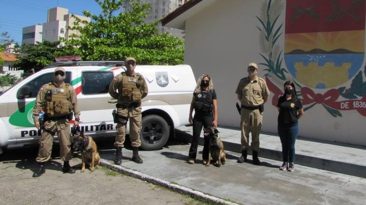 Agentes da Polícia Civil participam de treinamento com cães ministrado pela Polícia Militar