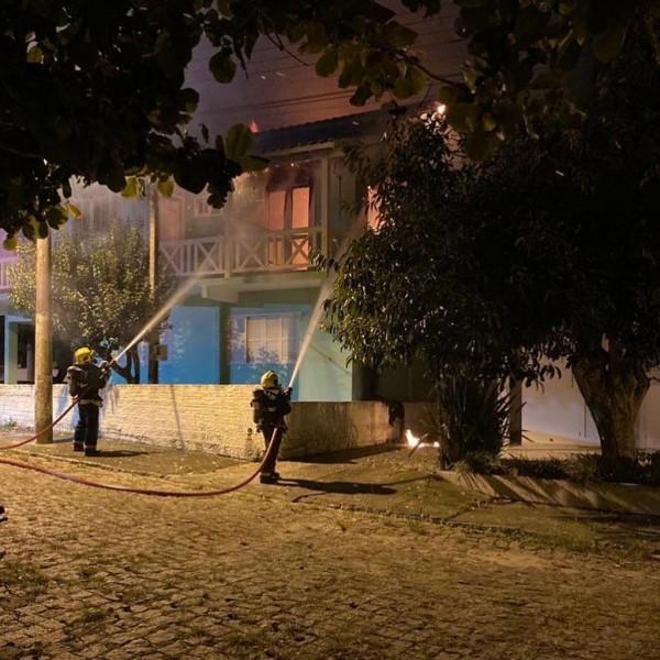 Residência é parcialmente destruída por incêndio em Jaguaruna 
