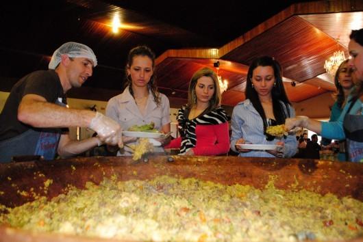 Quase 200 quilos de carne na Paella da Abadeus