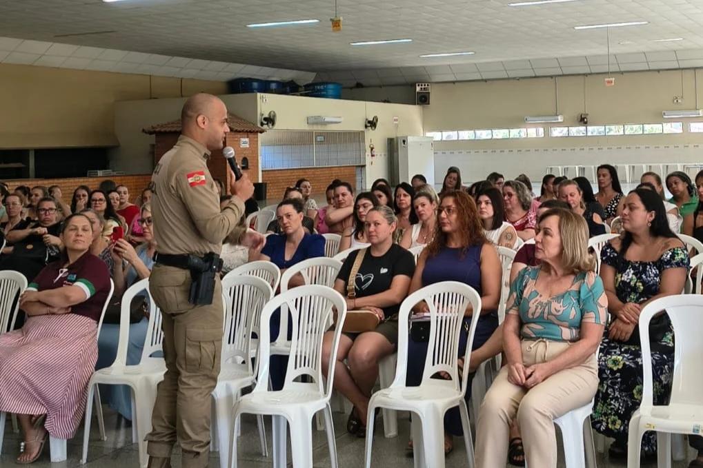Profissionais da educação de Urussanga participam de capacitação com a Polícia Militar