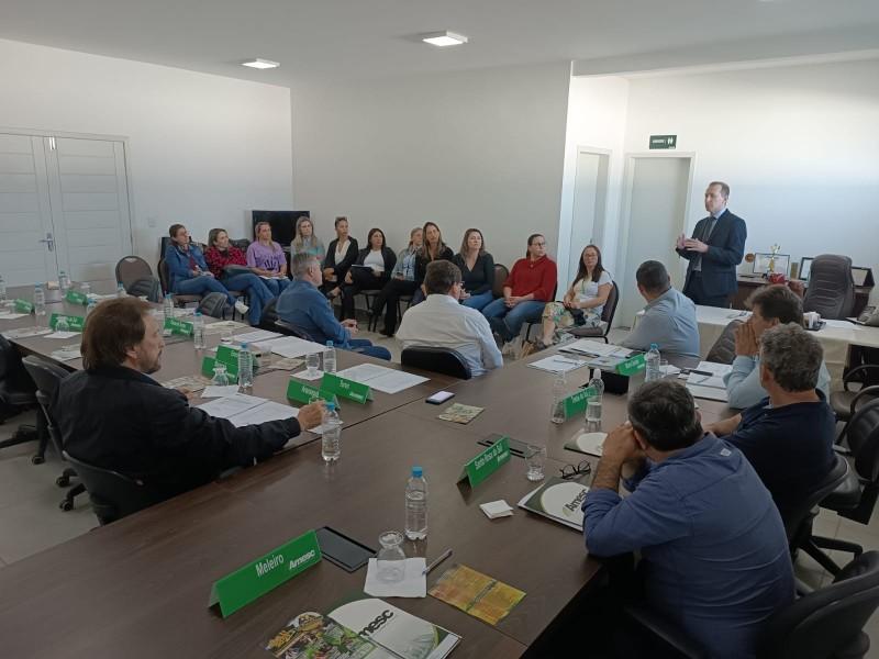 Plano de Desenvolvimento Econômico: prefeitos da Amesc recebem relatório do Sebrae