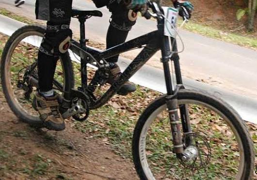 Atleta do ciclismo tem bike furtada no centro de Criciúma