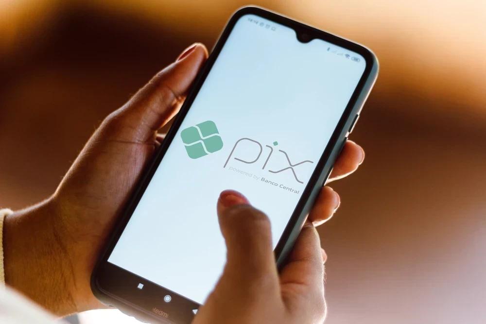 Mulher sofre prejuízo em Pix após ter celular levado pelo ex-companheiro