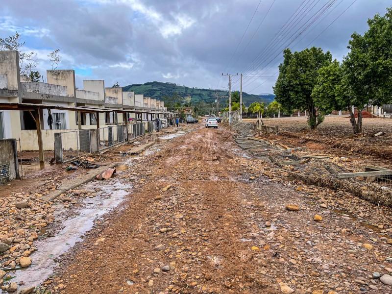 Praia Grande: prefeito e vice visitam comunidades mais afetadas pelas fortes chuvas