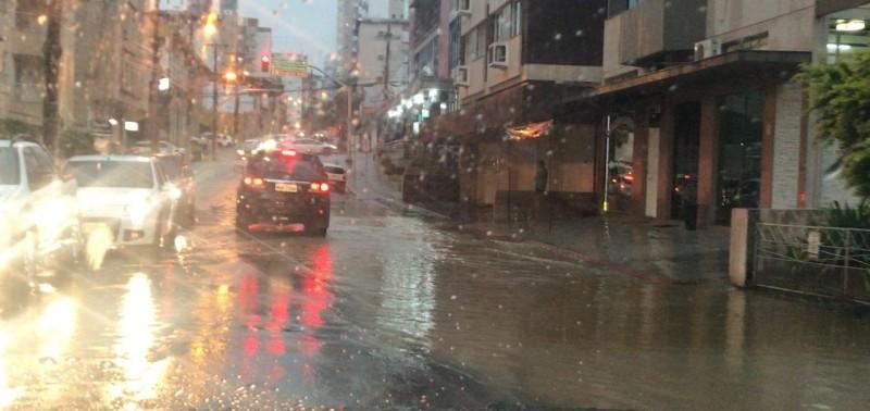 Defesa Civil alerta para previsão de vento e chuva forte nesta quinta e sexta