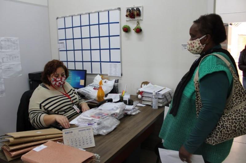 Clubes de Mães da Afasc entregam toalhas do projeto Tramas Solidárias