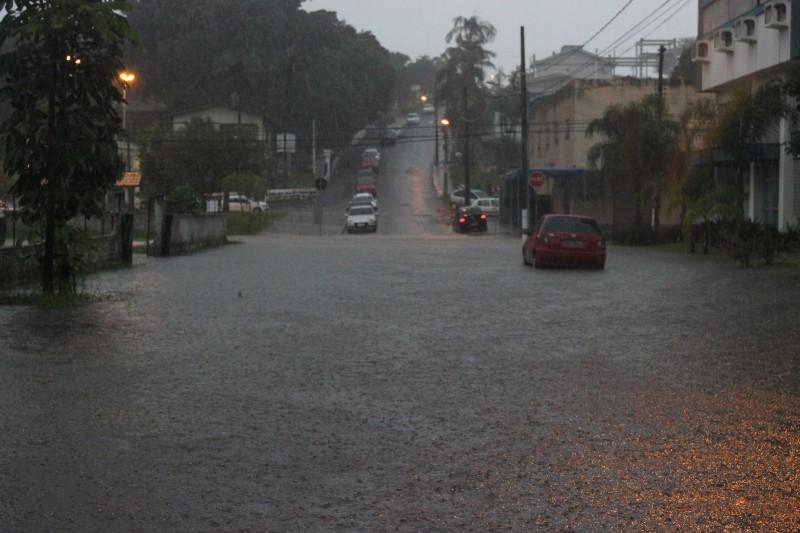 Serviços são cancelados devido à forte chuva desta segunda-feira 