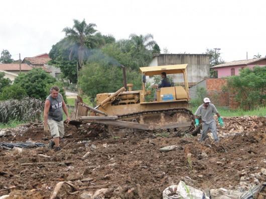 Em Içara, lixo é recolhido e terreno é recuperado no bairro Nossa Senhora de Fátima
