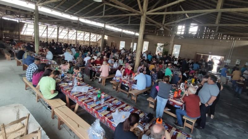 Centenas de pessoas participam de almoço beneficente em Jaguaruna