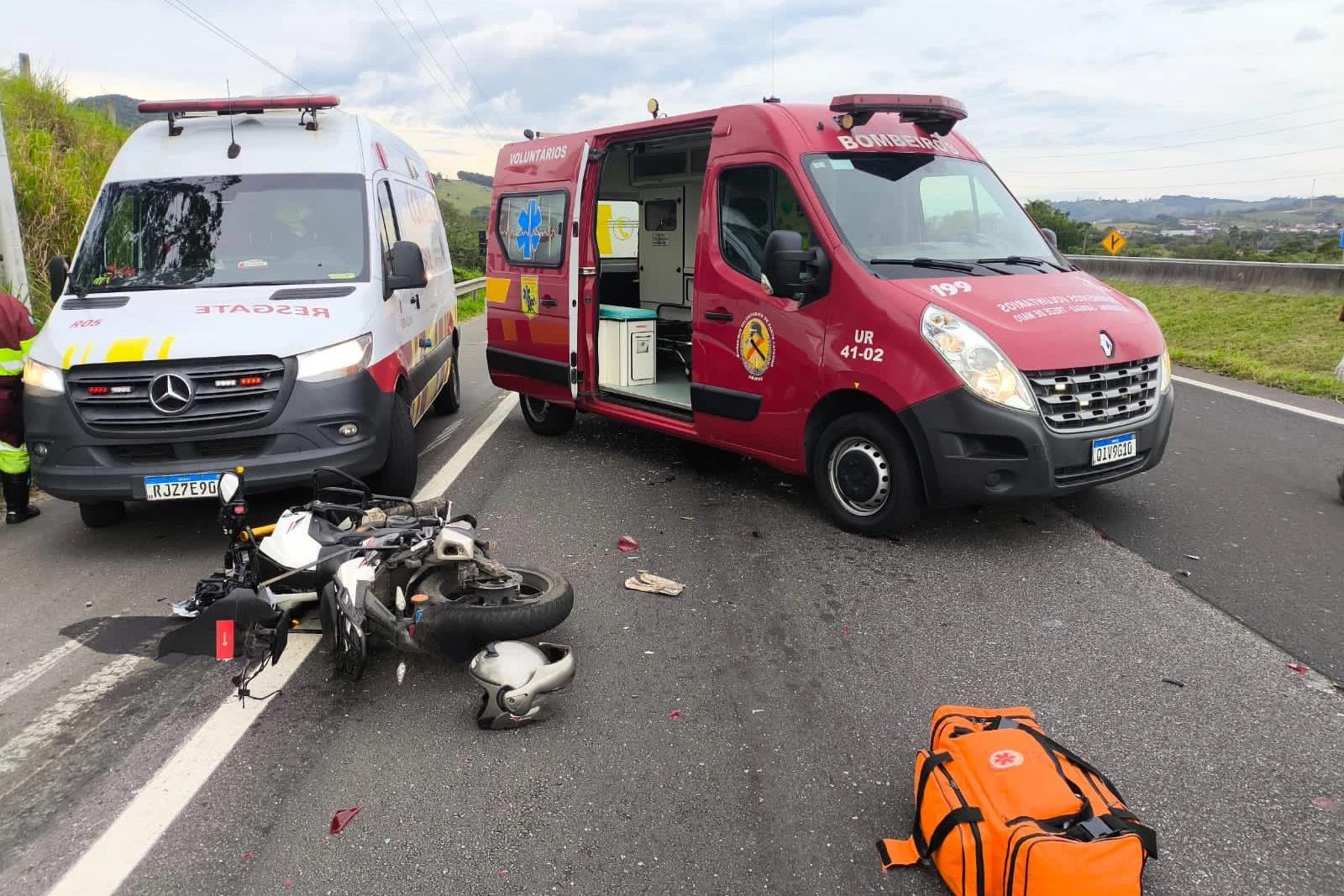 Colisão entre carro e moto deixa motociclista ferido na BR-101