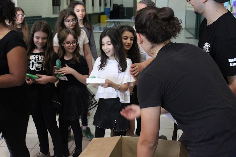 Pula-cordas produzidos na Satc são entregues a alunos