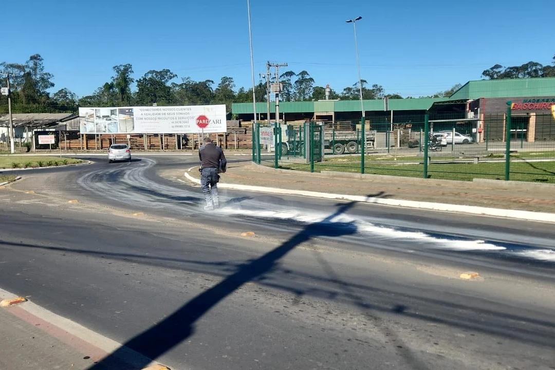 Criciúma: grande derramamento de óleo é registrado na avenida Universitária