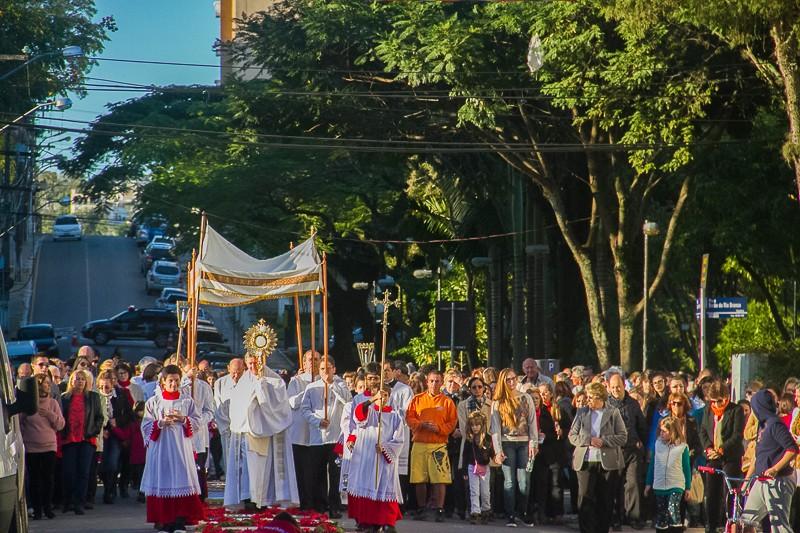 Celebração do Corpus Christi reúne centenas de fieis católicos