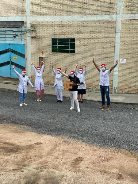 Ação dos colaboradores do HSJosé leva música e encanto aos corredores da instituição