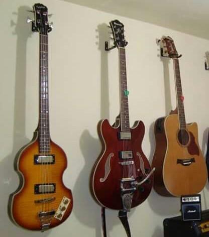 Instrumentos musicais e eletrônicos são furtados de residência 