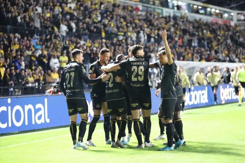 Criciúma vence o Atlético-GO e se afasta do Z4 do Brasileirão