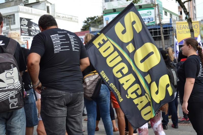 Professores do Estado realizam manifestação em Criciúma