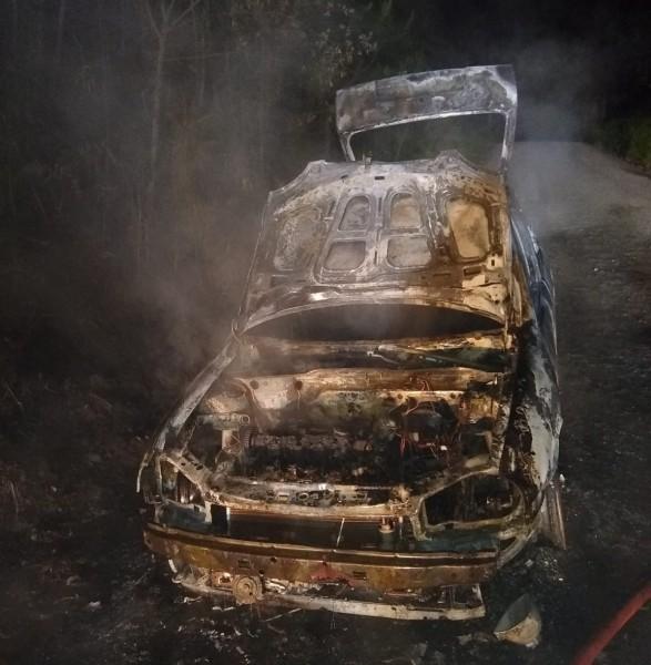 Criciúma: incêndio destrói Corsa no bairro Laranjinha 